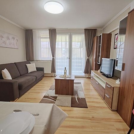 To Apartman Gunarasfuerdo ดอมโบวาร์ ภายนอก รูปภาพ
